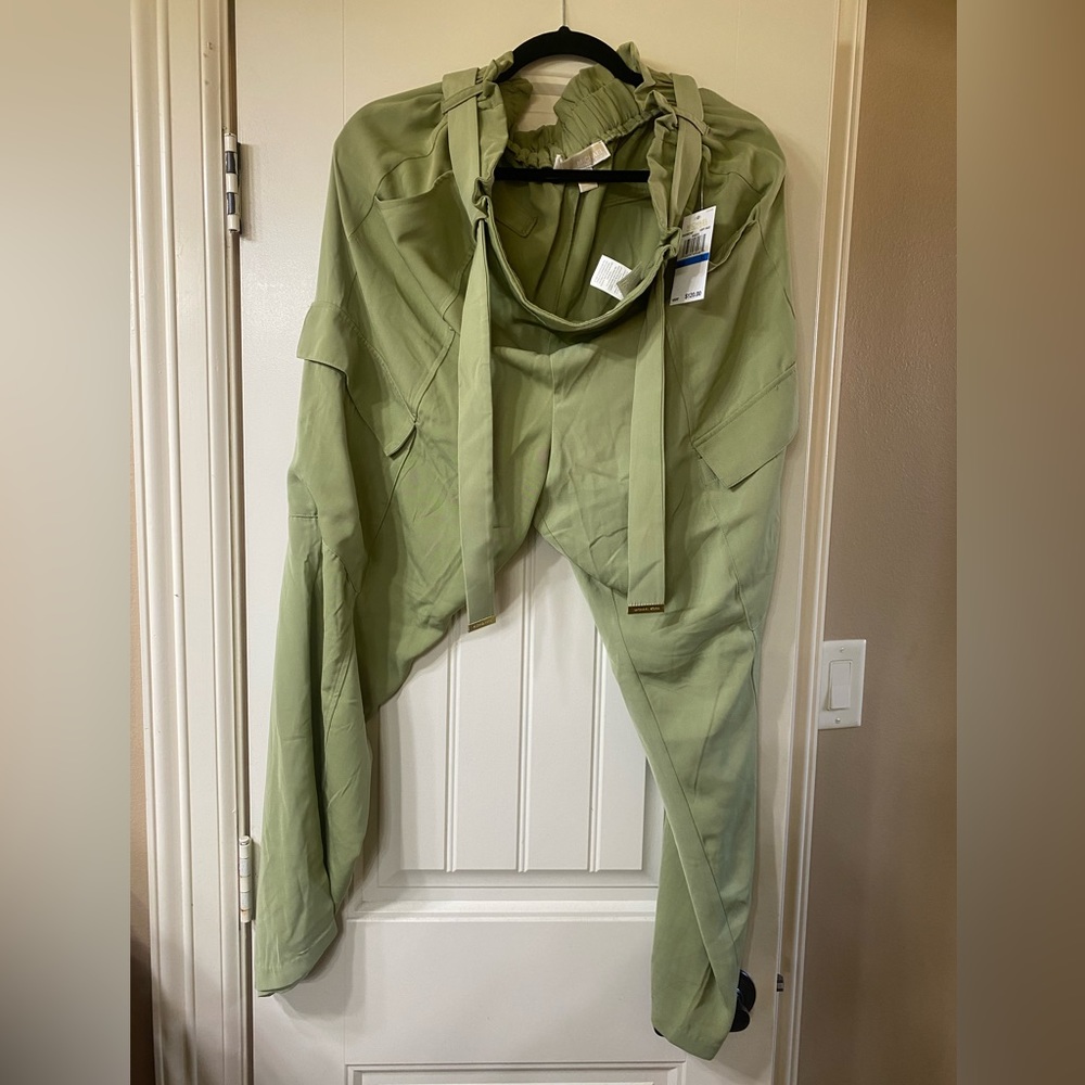 Micheal Micheal Kors, XL crop cargo pant, back elastic waist, cargo pockets